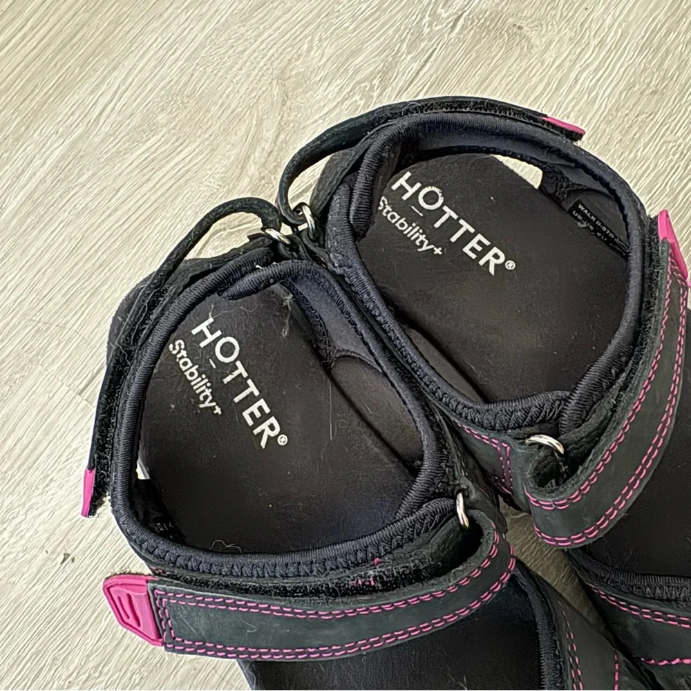 Women’s Size 7 Black Fuschia Trim Walk II Sandals